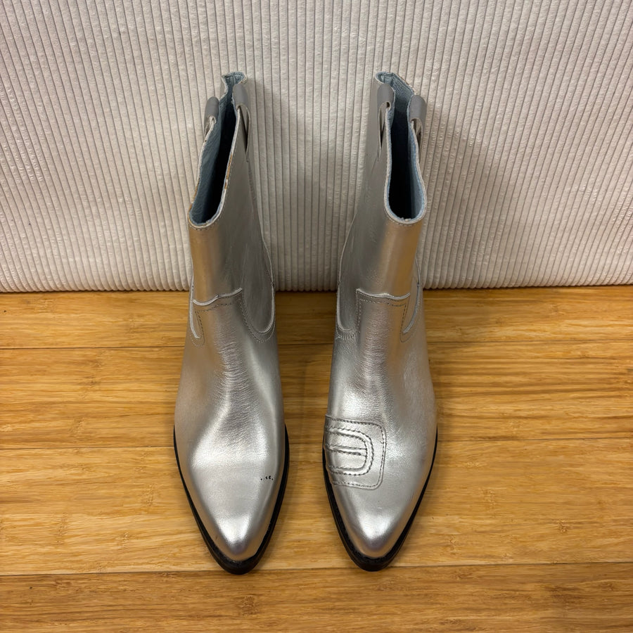 Silver Cowboy Boots (Brand Unconfirmed) Size 39 — 01 front