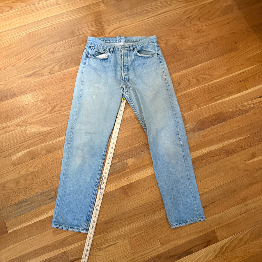 Light Wash Jeans — 01 front