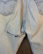 Light Wash Distressed Jeans — 03 detail