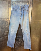 Light Wash Ripped Jeans — 01 front