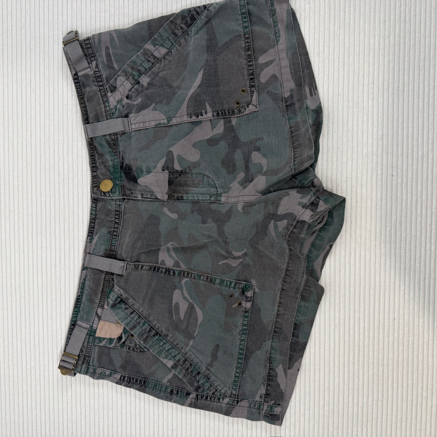 PAM & GELA Camo Shorts — 01 front